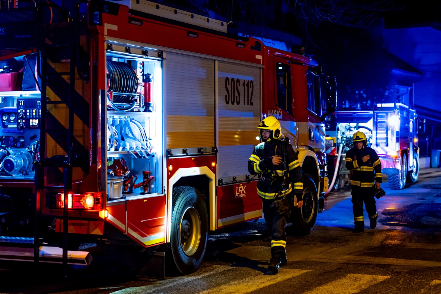 Hasiči zasahovali pri požiari strechy rodinného domu v Pezinku